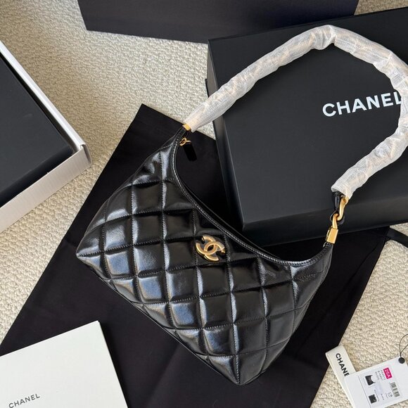 Classic CHANEL Bag: A Stylish and Versatile Choice for Elegance - Picture 1 of 6